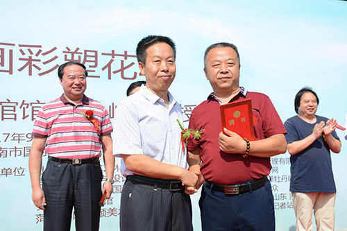 山东女子学院校长盛国军向朱峰新颁发特聘教授证书