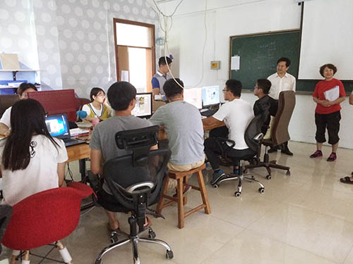 视察大学生创新创业中心