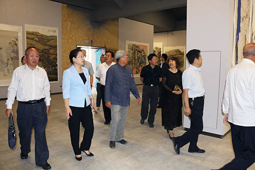 观摩“乡风墨韵”全国美术展览部分作品