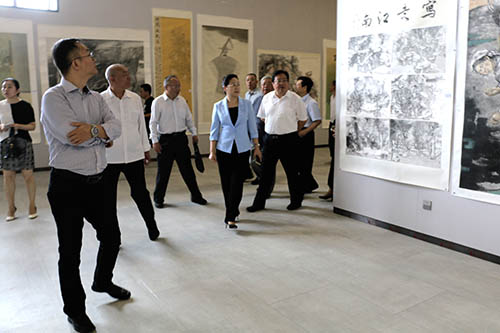观摩“乡风墨韵”全国美术展览部分作品