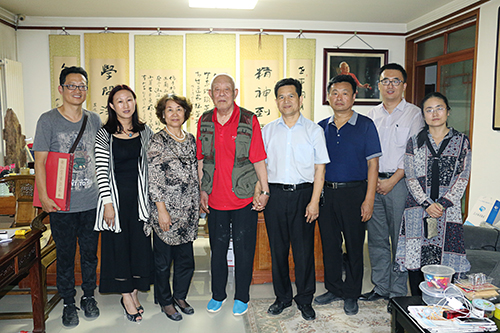 谢孔宾老师赠书并合影