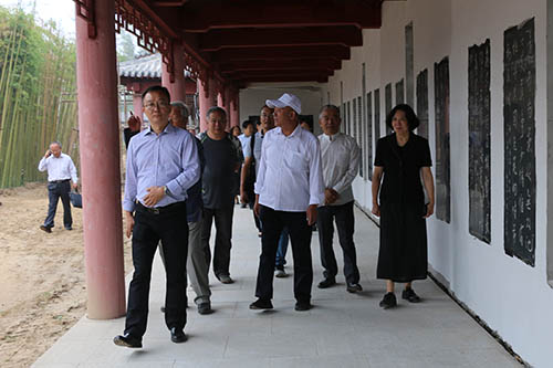 参观李荣海美术新馆